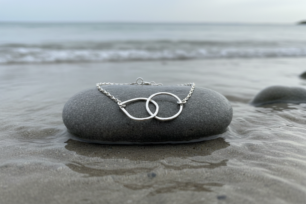 Interlocking Teardrop & Circle Bracelet