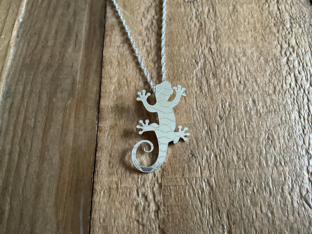 Gekko Etched Pendant & Chain