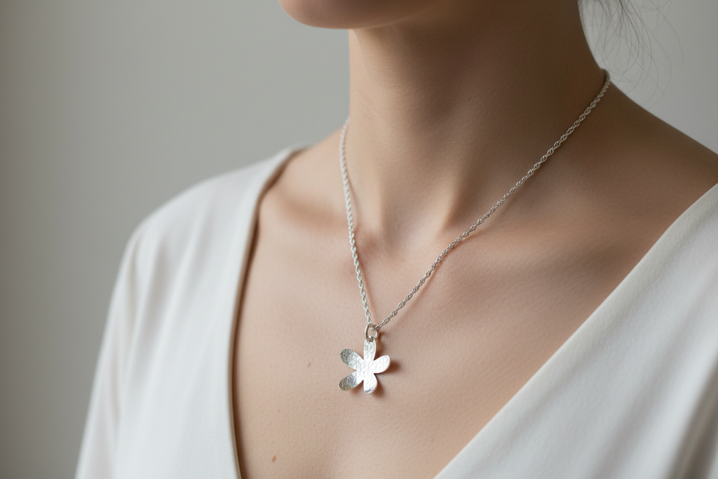 Daisy Pendant & Chain