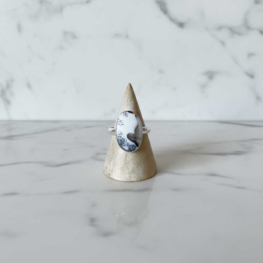 Modrwy Opal Dendritig wedi'i Setio â Cherrig