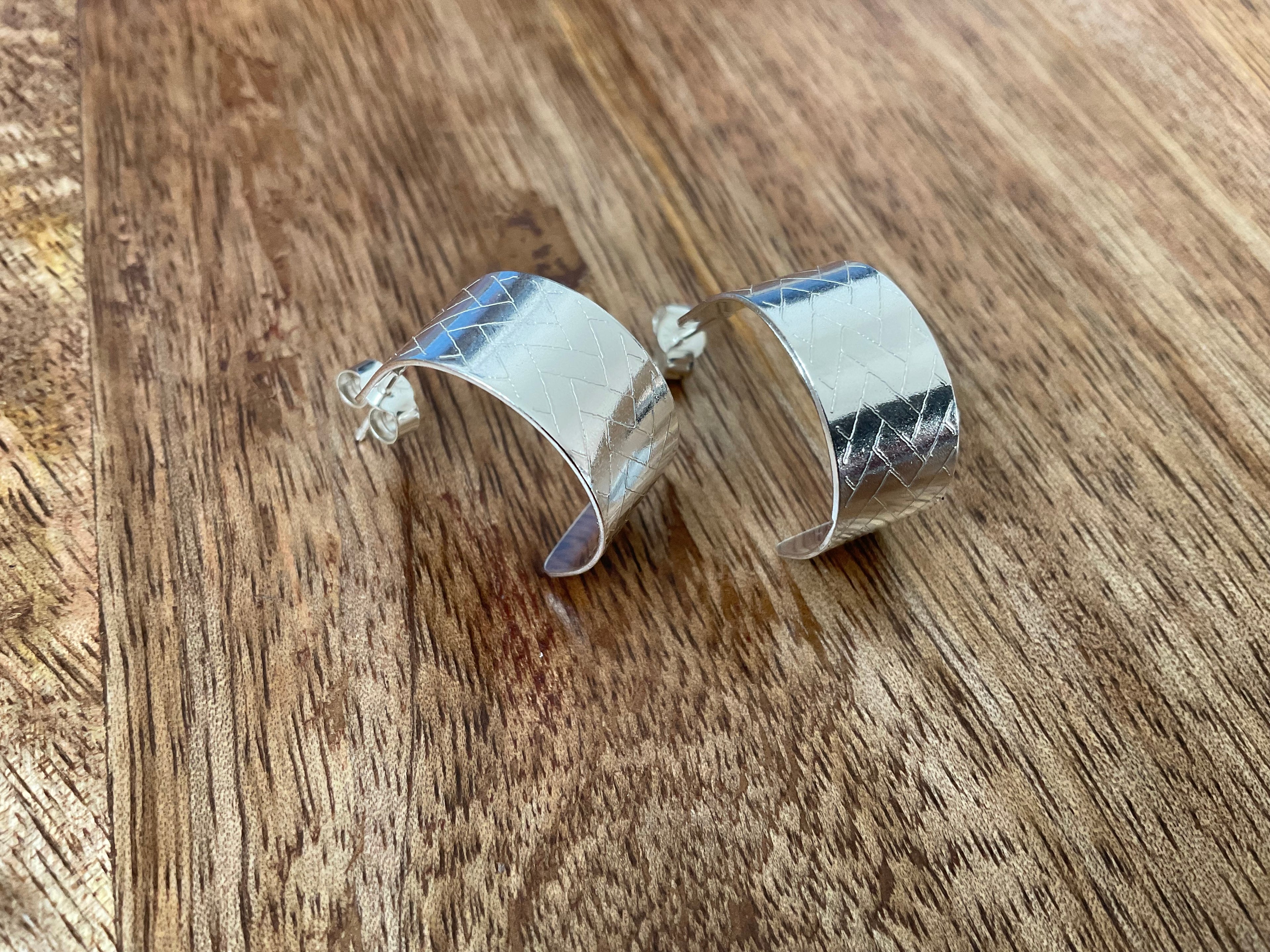 Etched Geometric Pattern Hoop Stud Earrings